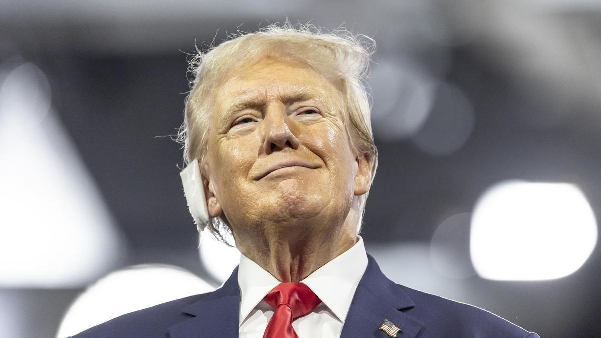 Trump reaparece con la oreja vendada en la Convención Republicana de Milwaukee.