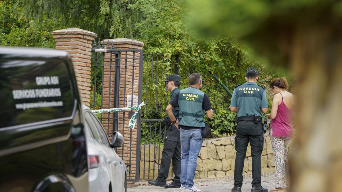 Agentes de la Guardia Civil ante la vivienda de Benahavís, Málaga, en la que fue hallada muerta una de las víctimas.