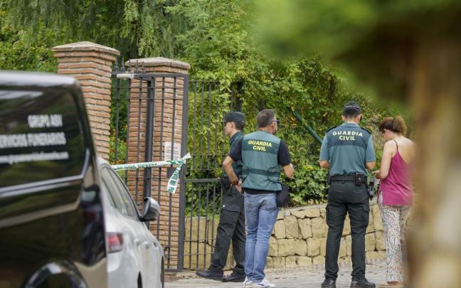 Agentes de la Guardia Civil ante la vivienda de Benahavís, Málaga, en la que fue hallada muerta una de las víctimas.