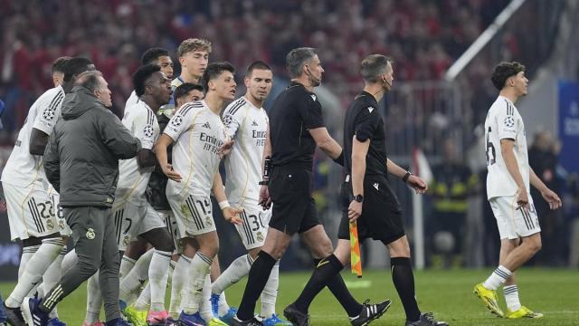 Los jugadores del Real Madrid protestan al colegiado tras caer eliminados a manos del Bayern Múnich.