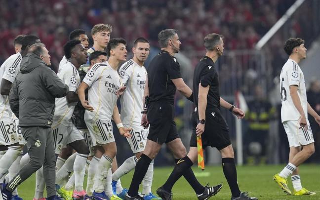 Los jugadores del Real Madrid protestan al colegiado tras caer eliminados a manos del Bayern Múnich.