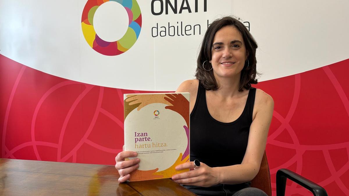 Anik Zubizarreta zinegotzia "Izan parte, hartu hitza" gida erakusten.