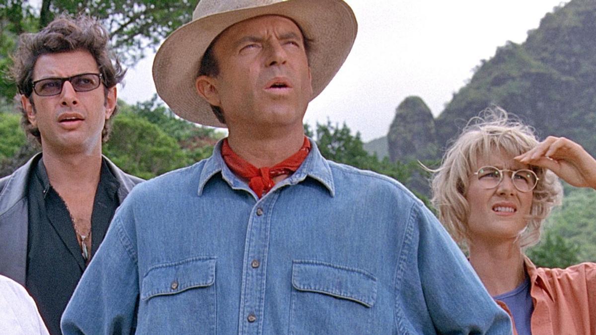 Sam Neill junto a Jeff Goldblum y Laura Dern en una escena de 'Parque Jurásico'.