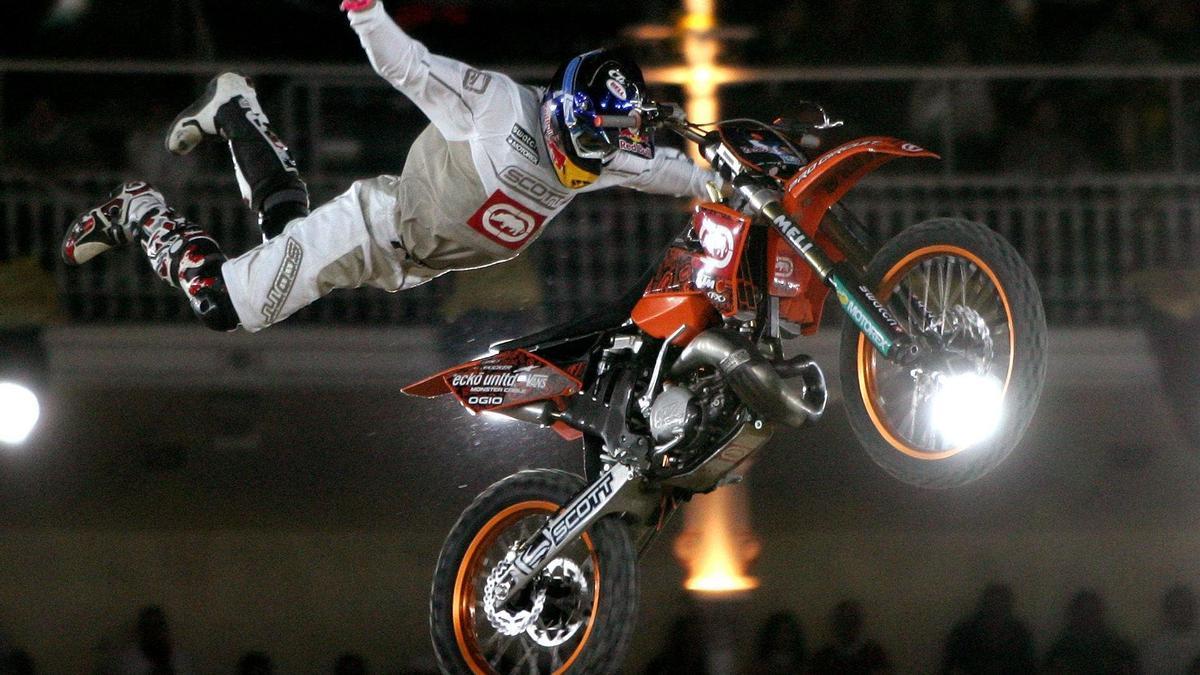 Las acrobacias aéreas con moto asombrarán a los que acudan a la plaza toros de Azpeitia la noche del sábado.