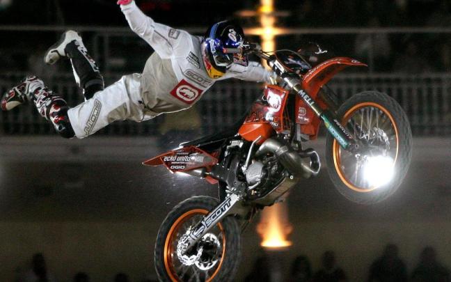 Las acrobacias aéreas con moto asombrarán a los que acudan a la plaza toros de Azpeitia la noche del sábado. / EFE Las acrobacias aéreas con moto asombrarán a los que acudan a la plaza toros de Azpeitia la noche del sábado.