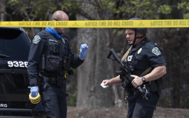 Dos agentes del Departamento de Policía de Austin (Texas, Estados Unidos) en el lugar del tiroteo.