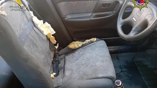 Coche en el que fue encerrado el animal.