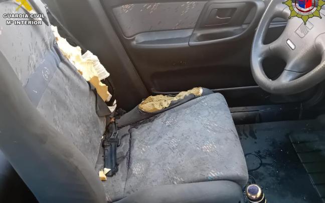Coche en el que fue encerrado el animal.