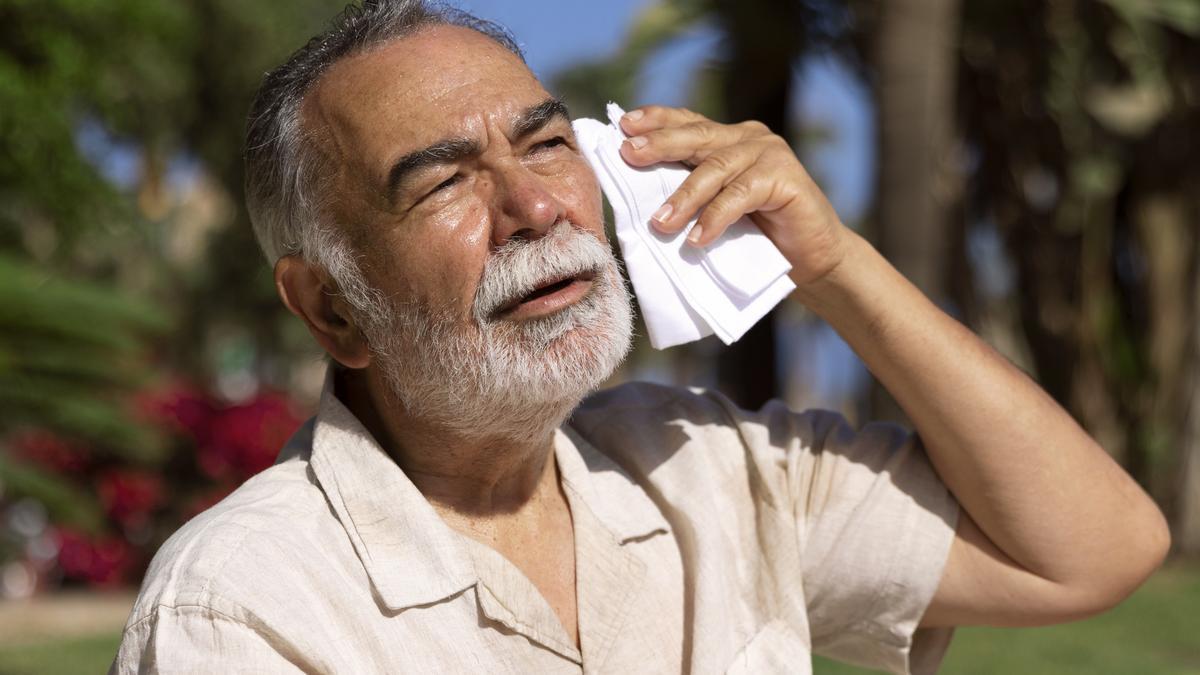Hombre mayor sofocado por las altas temperaturas