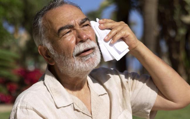Hombre mayor sofocado por las altas temperaturas
