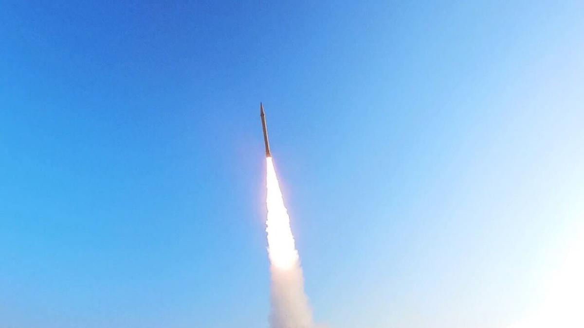 Un misil del Cuerpo de la Guardia Revolucionaria Islámica (CGRI) es lanzado durante unas maniobras militares frente a la costa sur de Irán