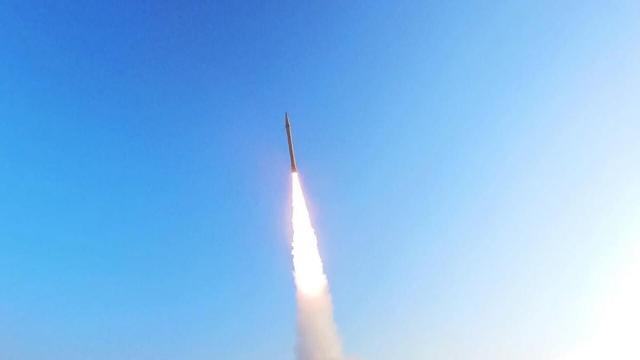 Un misil del Cuerpo de la Guardia Revolucionaria Islámica (CGRI) es lanzado durante unas maniobras militares frente a la costa sur de Irán