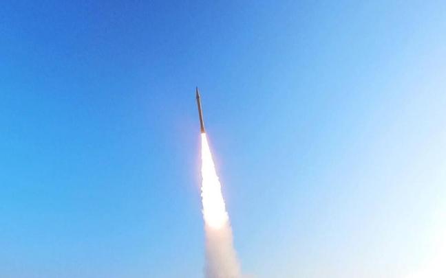 Un misil del Cuerpo de la Guardia Revolucionaria Islámica (CGRI) es lanzado durante unas maniobras militares frente a la costa sur de Irán