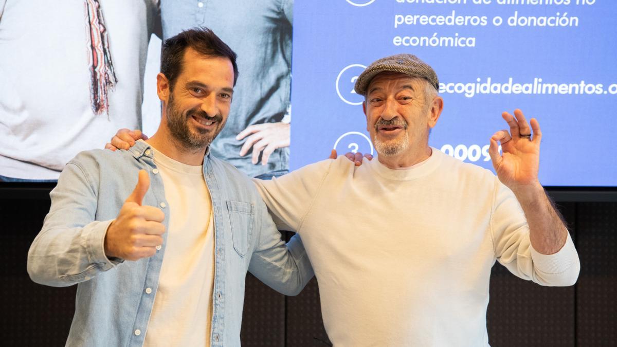 El cocinero Karlos Arguiñano (d) junto a su hijo Joseba Arguiñano (i)