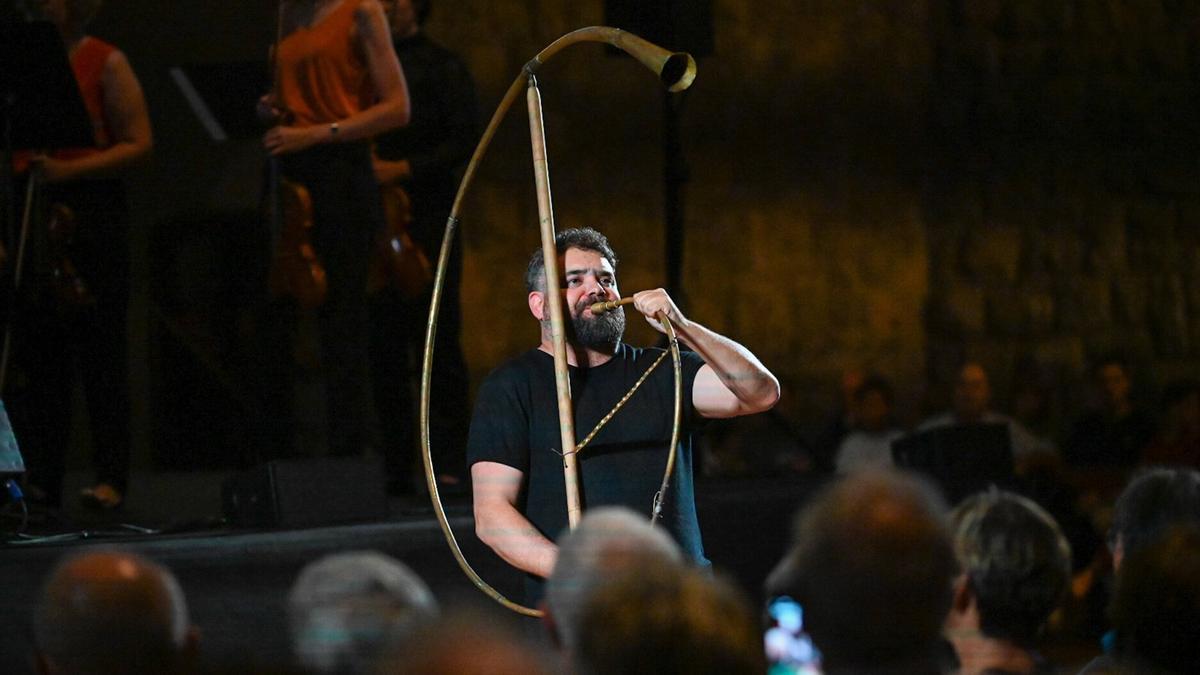 Abraham Cupeiro, con uno de los instrumentos que ha rescatado del olvido en su labor de luthier y músico, durante el concierto que ofreció en Arantzazu en 2024.