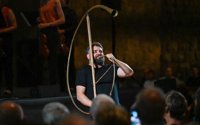 Abraham Cupeiro, con uno de los instrumentos que ha rescatado del olvido en su labor de luthier y músico, durante el concierto que ofreció en Arantzazu en 2024.