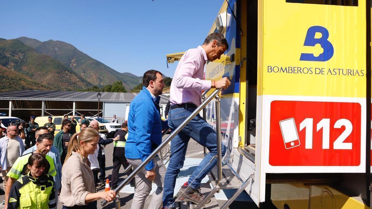 El presidente del Gobierno español, Pedro Sánchez, y el presidente del Principado de Asturias, Adrián Barbón, durante una visita al Puesto de Mando Avanzado de los incendios de Somiedo y Cangas del Narcea.
