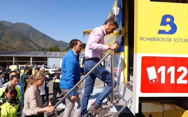 El presidente del Gobierno español, Pedro Sánchez, y el presidente del Principado de Asturias, Adrián Barbón, durante una visita al Puesto de Mando Avanzado de los incendios de Somiedo y Cangas del Narcea.