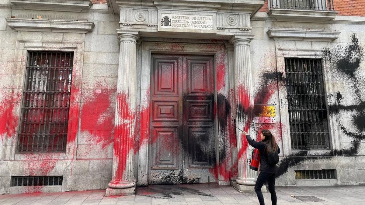 Así ha quedado la fachada del Ministerio de Justicia.