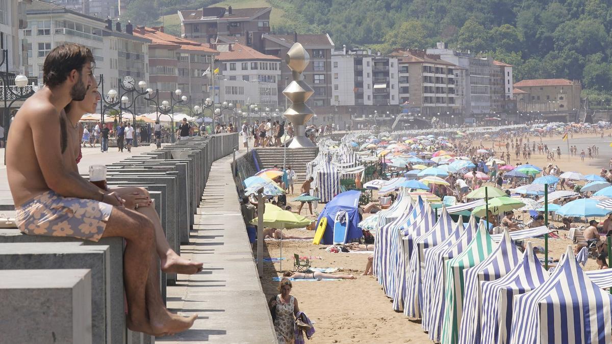 Playa de Zarautz repleta de gente.