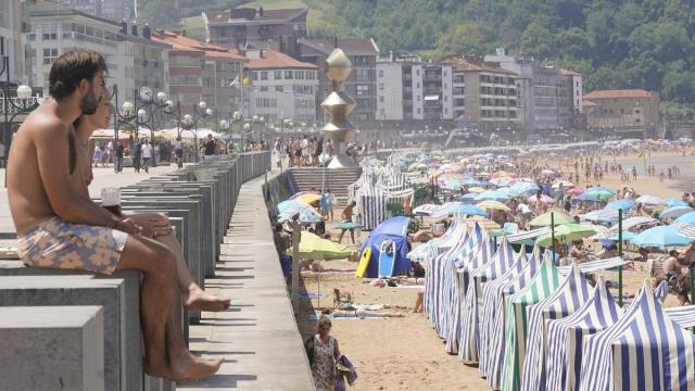 Playa de Zarautz repleta de gente.