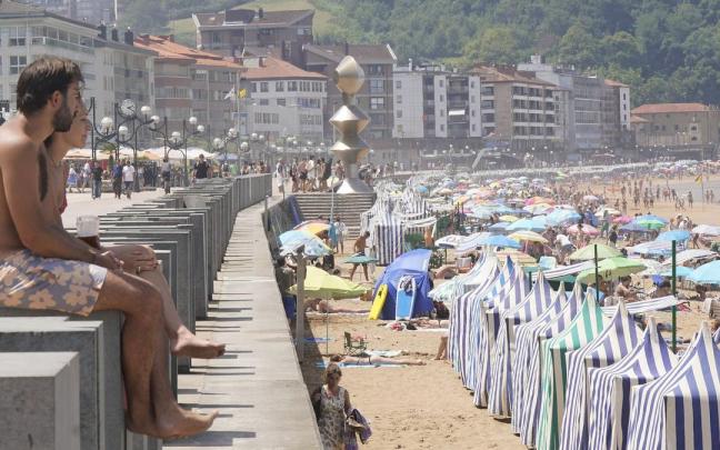 Playa de Zarautz repleta de gente.