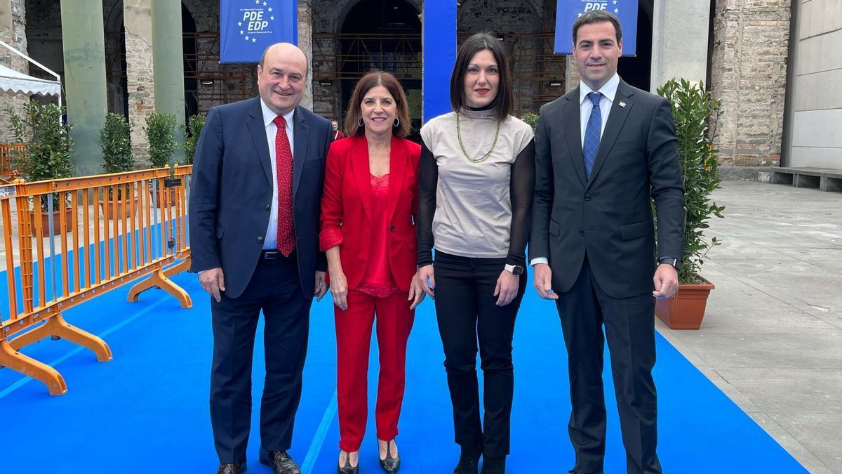 Andoni Ortuzar, Izaskun Bilbao, Oihane Agirregoitia e Imanol Pradales, en el cónclave del PDE en Florencia