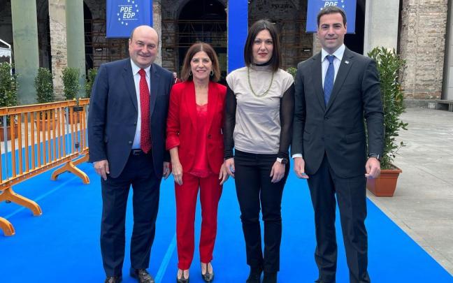Andoni Ortuzar, Izaskun Bilbao, Oihane Agirregoitia e Imanol Pradales, en el cónclave del PDE en Florencia