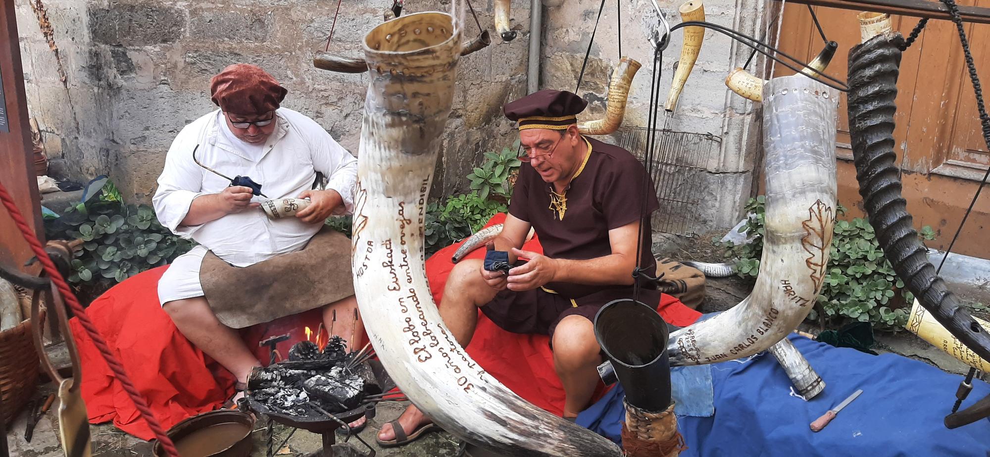 Artesanos de talla y decoración de cuerno junto a la parroquia