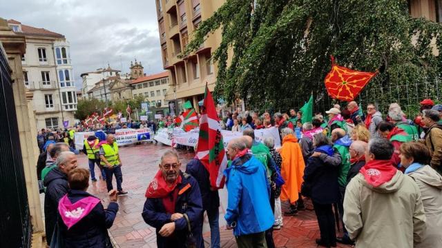 Miembros del MPEH, concentrados frente al Parlamento con motivo del registro de su ILP. / EP Miembros del MPEH, concentrados frente al Parlamento con motivo del registro de su ILP.