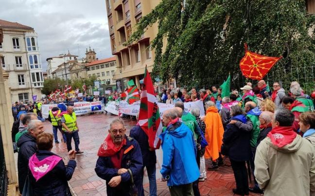 Miembros del MPEH, concentrados frente al Parlamento con motivo del registro de su ILP. / EP Miembros del MPEH, concentrados frente al Parlamento con motivo del registro de su ILP.