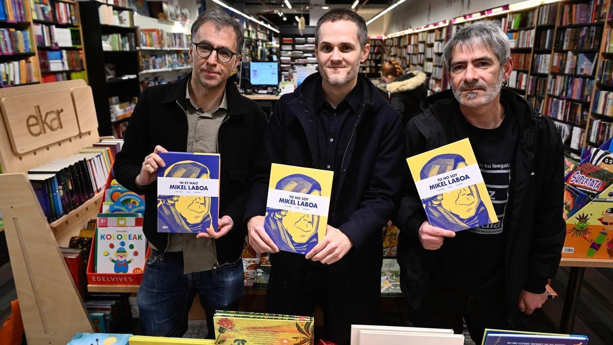 Harkaitz Cano, Joseba Larratxe y Unai Iturriaga, en la tienda de Elkar de Licenciado Poza en Bilbao.