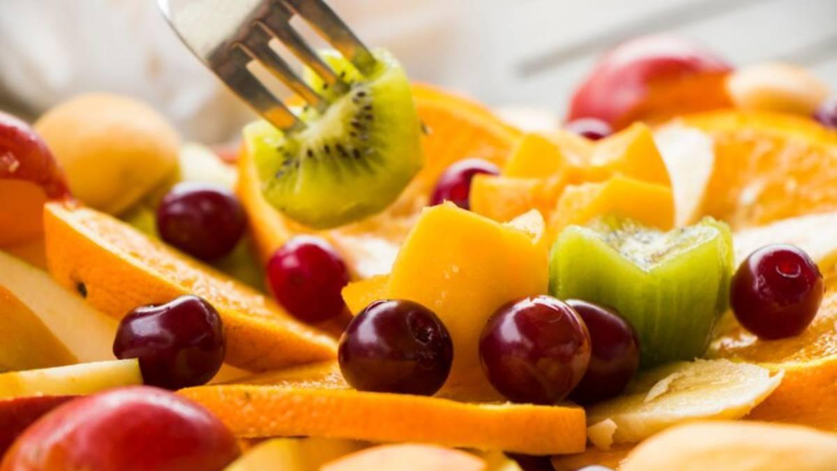 Frutas variadas en un plato