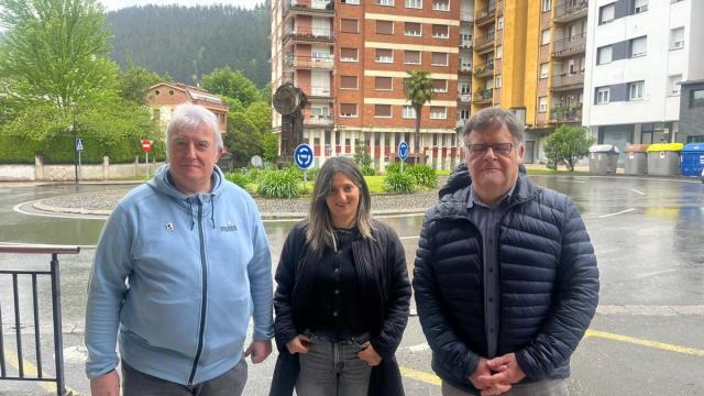 Los concejales Ibon Alzelai y Edurne González y el juntero Oskar Bordes, en la parada de Legazpi.