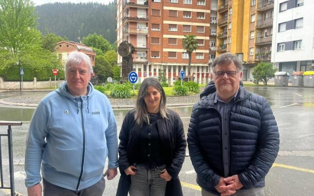 Los concejales Ibon Alzelai y Edurne González y el juntero Oskar Bordes, en la parada de Legazpi.