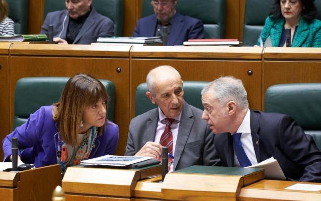 La consejera de trabajo, Idoia mendia, junto al lehendakari y el vicelehendakari en el Parlamento Vasco. La consejera de trabajo, Idoia mendia, junto al lehendakari y el vicelehendakari en el Parlamento Vasco.