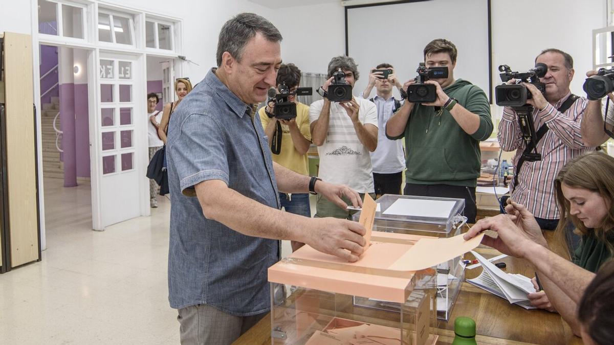 Aitor Esteban deposita su voto en las elecciones generales