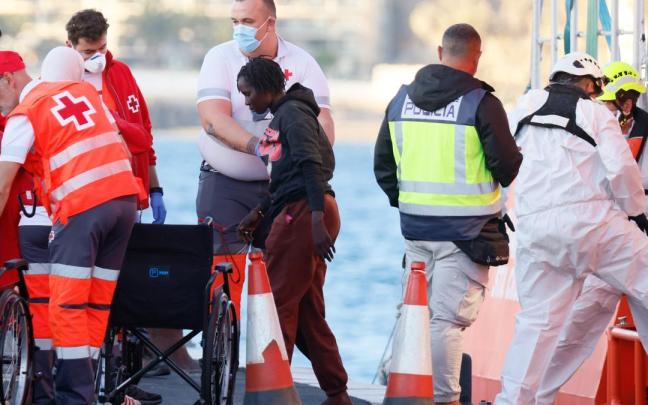 Varios migrantes son rescatados y trasladados por Salvamento Marítimo.