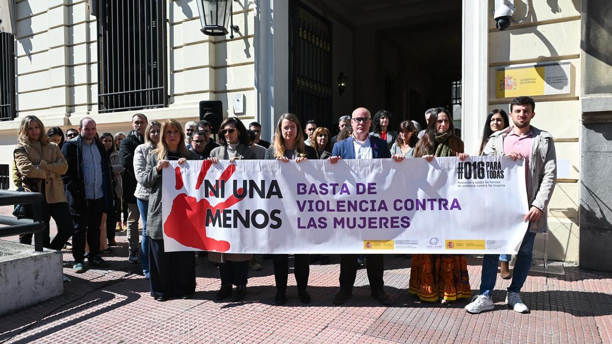 Minuto de silencio por el feminicidio de una mujer en la provincia de Zaragoza y de una menor en Alicante.