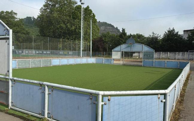 El reformado espacio con césped artificial para la práctica de actividades multideportivas.