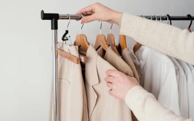 ¿Por qué deberías colgar las perchas del revés? El truco que cada vez más gente usa en su armario