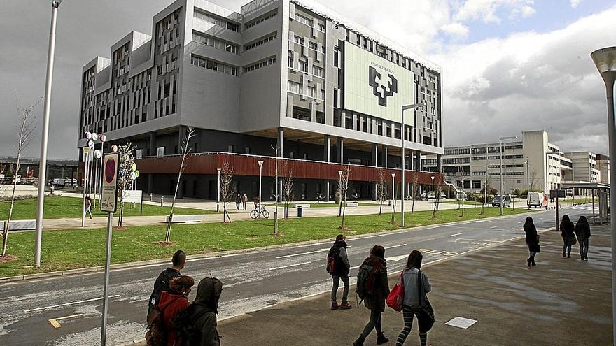 Un grupo de universitarios camina por el Campus de Leioa de la Universidad del País Vasco (UPV/EHU). | FOTO: OSKAR M. BERNAL