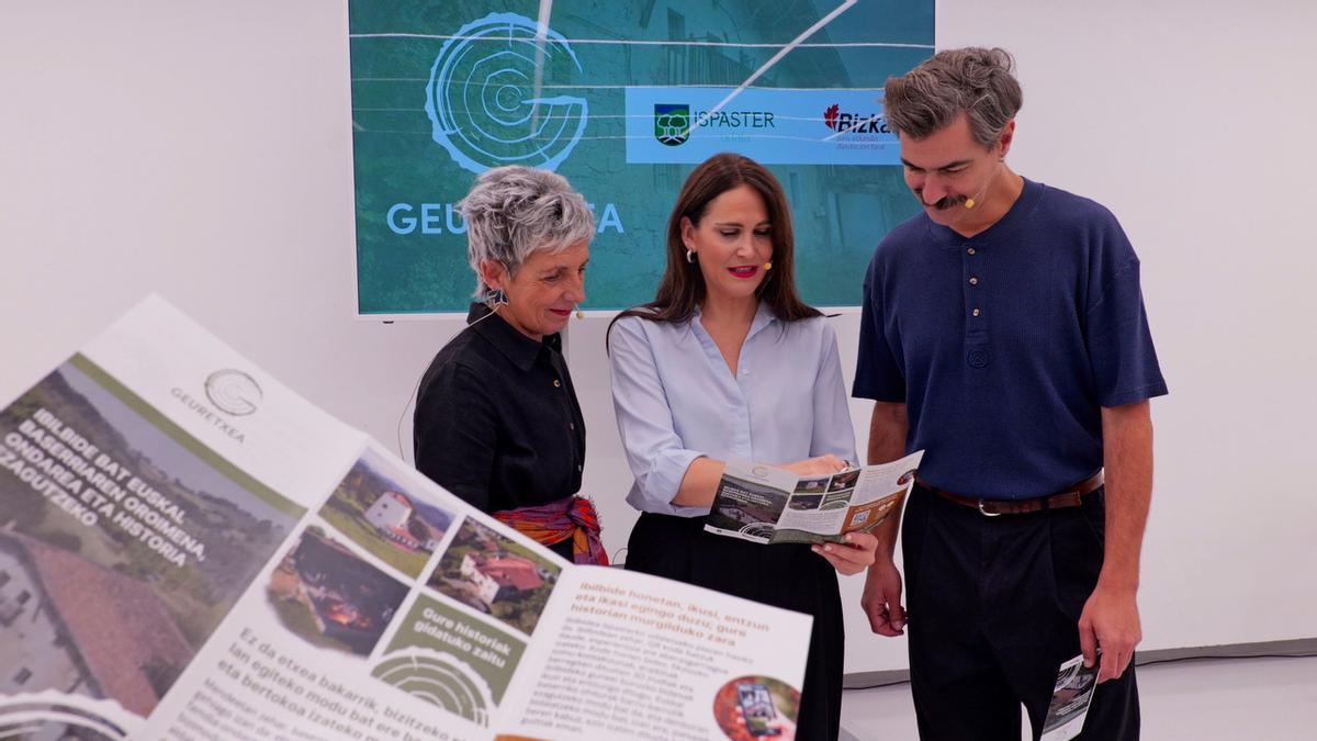 Garbiñe Saez de Buruaga, Leixuri Arrizabalaga y Anartz Ormaza en la presentación del recorrido