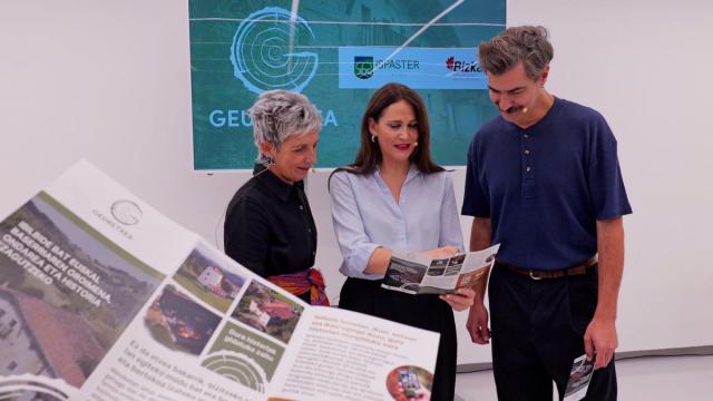 Garbiñe Saez de Buruaga, Leixuri Arrizabalaga y Anartz Ormaza en la presentación del recorrido