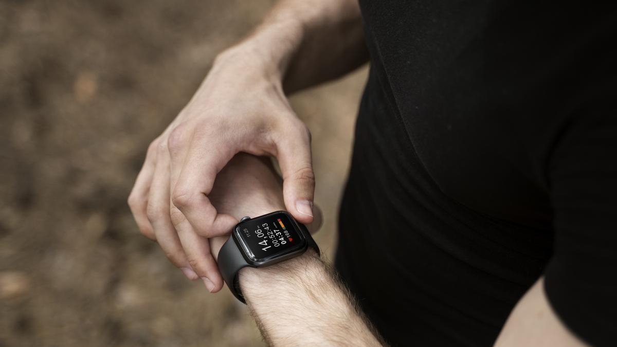 Hombre consulta en su reloj inteligente los datos de su entrenamiento