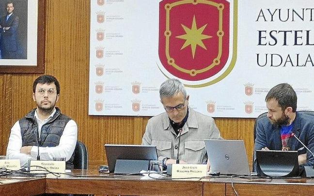 Gonzalo Fuentes (Navarra Suma), el secretario Jose Luis Navarro y Koldo Leoz (EH Bildu). Gonzalo Fuentes (Navarra Suma), el secretario Jose Luis Navarro y Koldo Leoz (EH Bildu).