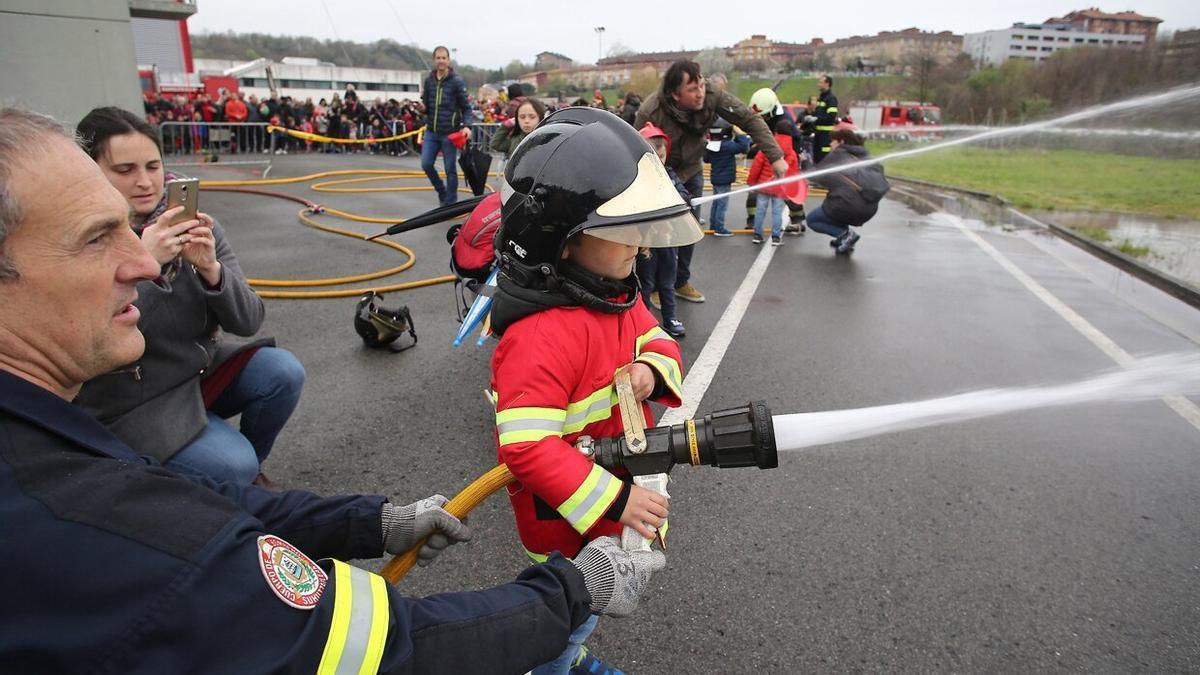 Jornada de puertas abiertas en el parque de bomberos de Garbera en el año 2019