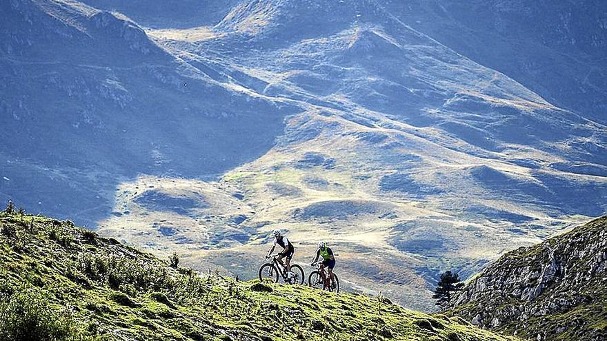 Dos ciclistas completan la ruta circular Lexarra.