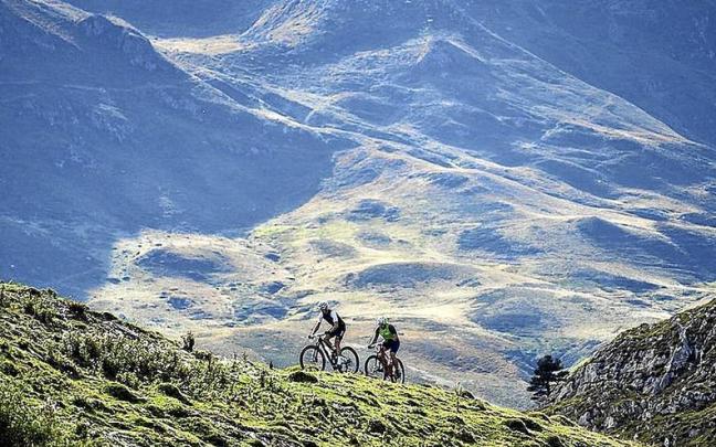 Dos ciclistas completan la ruta circular Lexarra. Dos ciclistas completan la ruta circular Lexarra.