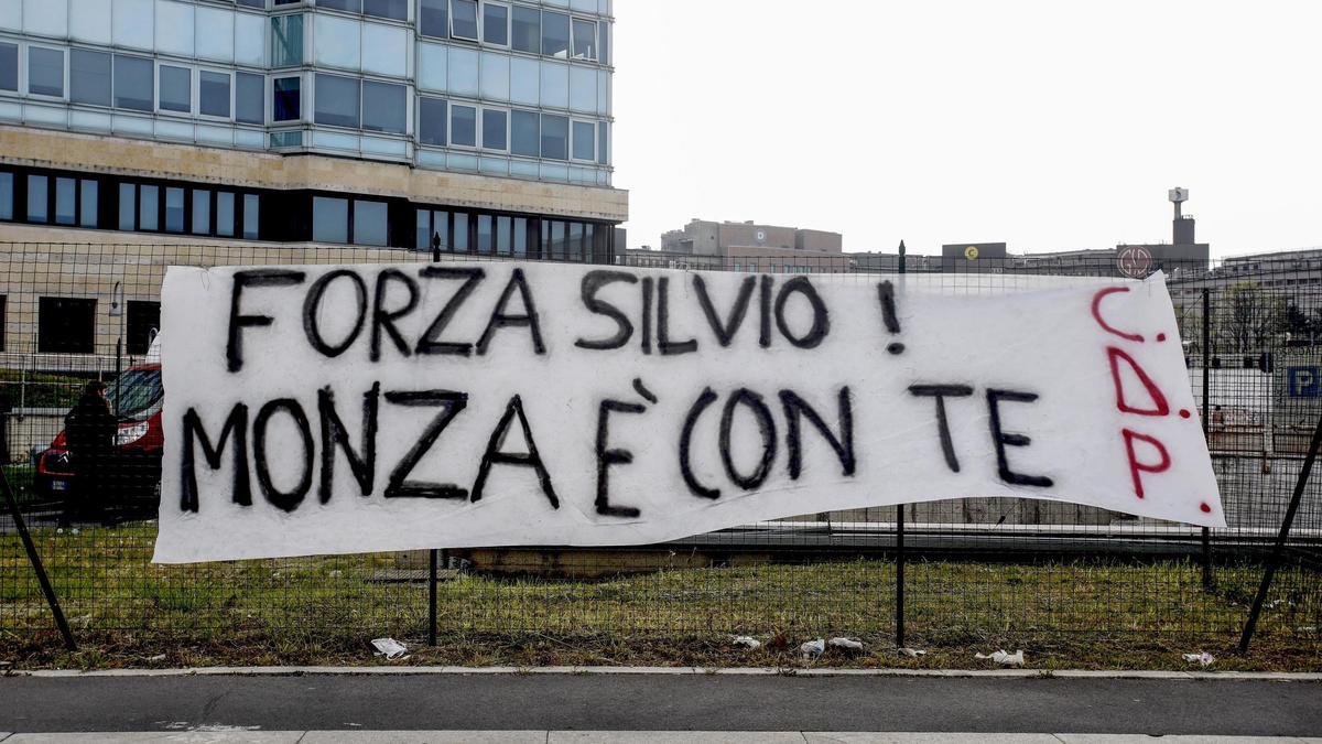 Exterior del hospital San Rafael donde se ha colocado la pancarta: "Vamos, Silvio, Monza está contigo", firmada por la afición del club de fútbol del que es propietario.